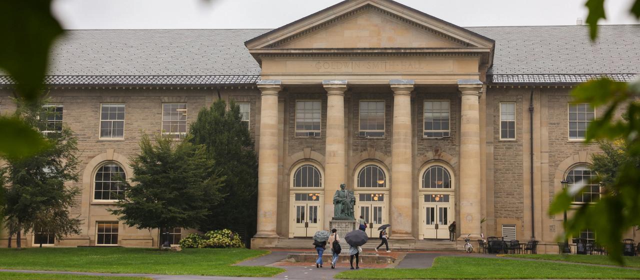 Studierende stehen vor einem Gebäude der US-Elite-Universität Cornell