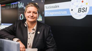 Claudia Plattner im neuen IT-Lagezentrum des Bundes