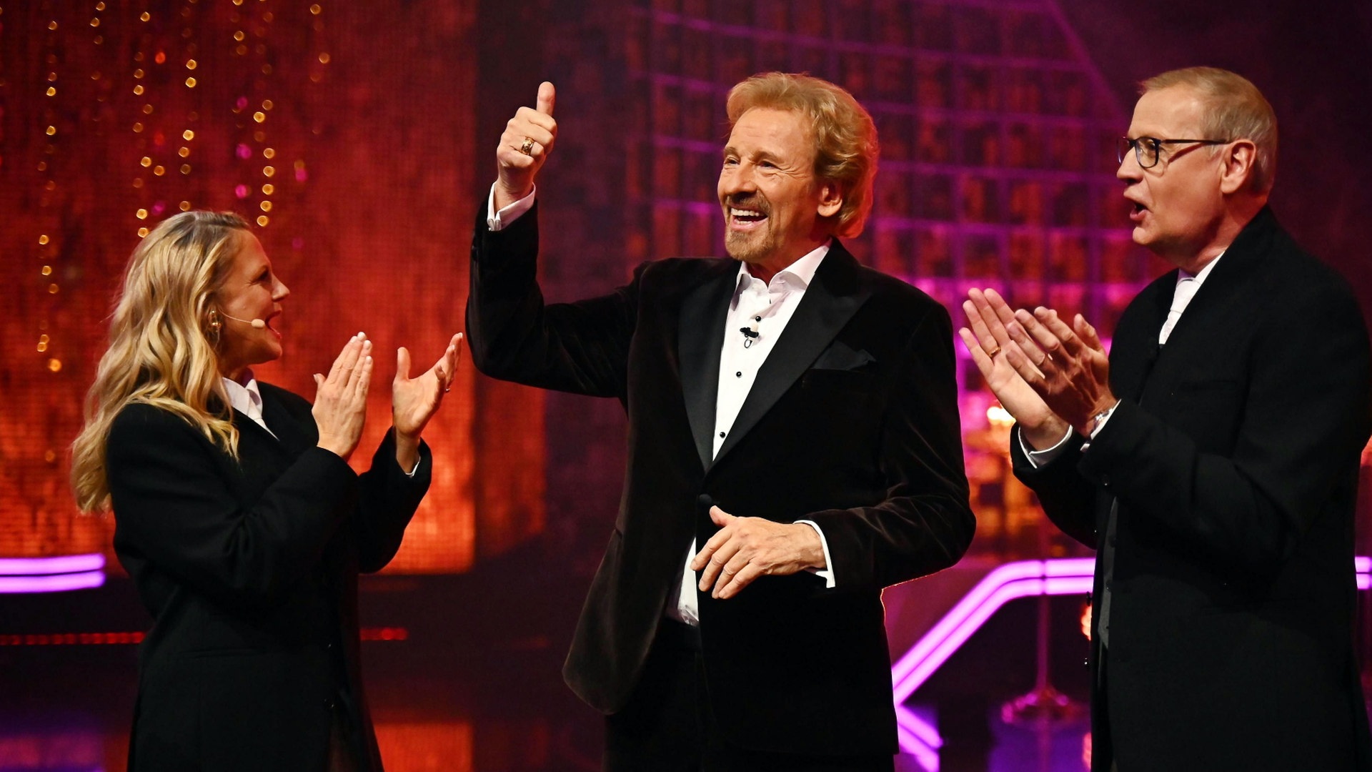 Thomas Gottschalk verabschiedet sich von der TV-BÃ¼hne. Neben ihm stehen Barbara SchÃ¶neberger und GÃ¼nther Jauch. | Julia Feldhagen/RTL/dpa