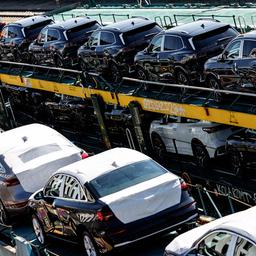 Autozug mit VW Neuwagen.