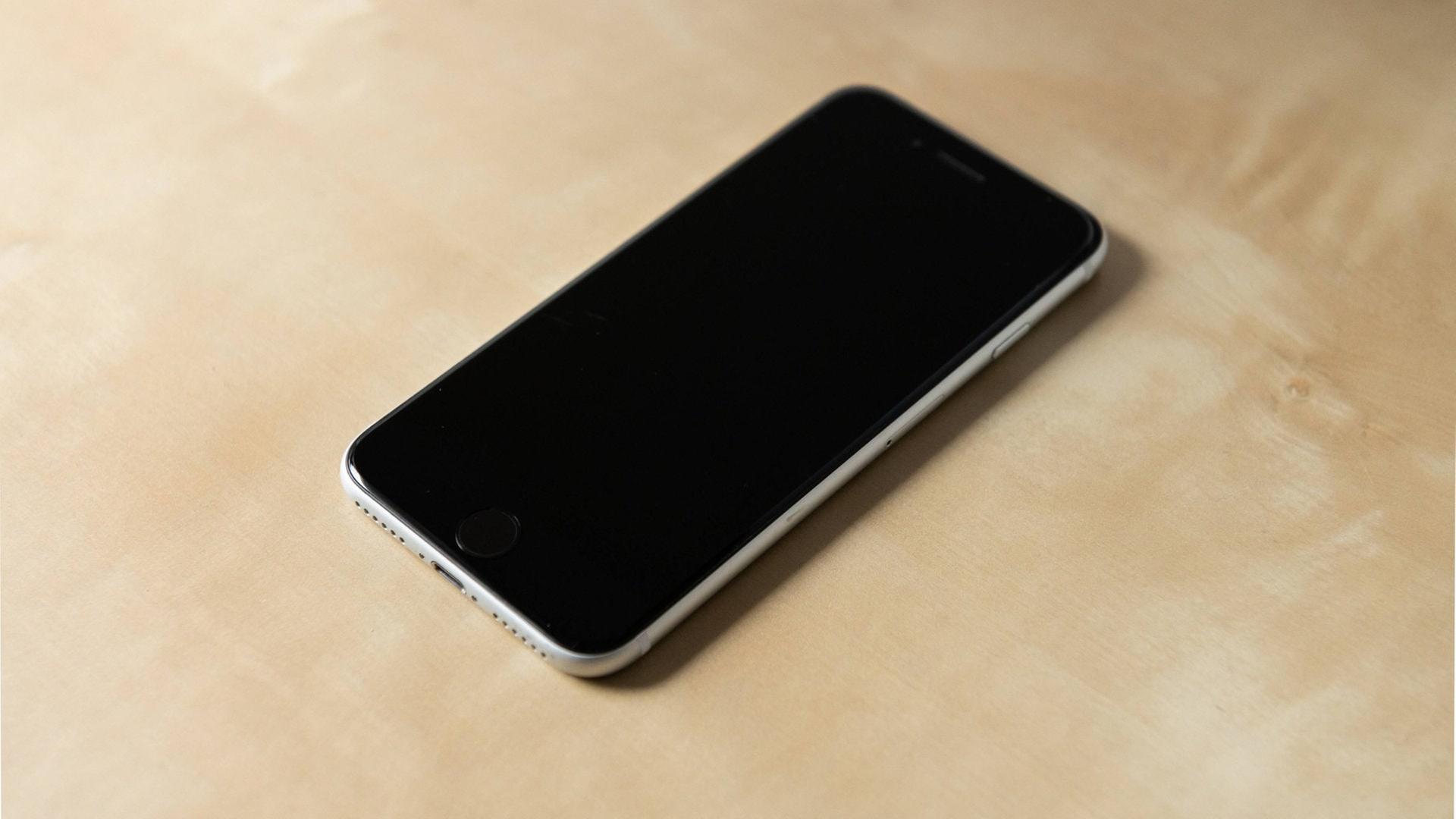 Ein iPhone liegt auf einem Tisch. (Symbolbild). | IMAGO, Silas Stein