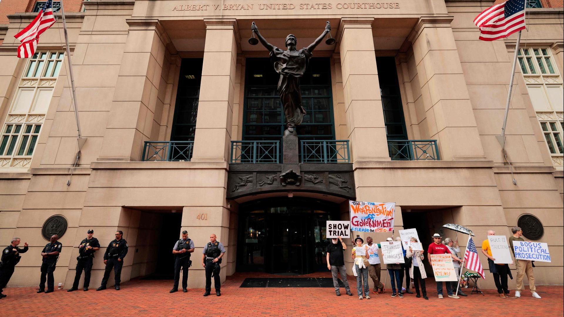 Demonstrierende vor dem Gericht in Virginia | Getty Images via AFP