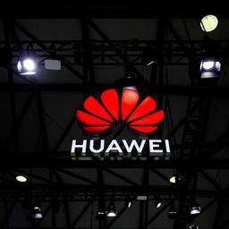 Das Huawei-Logo leuchtet in dunklem Raum.