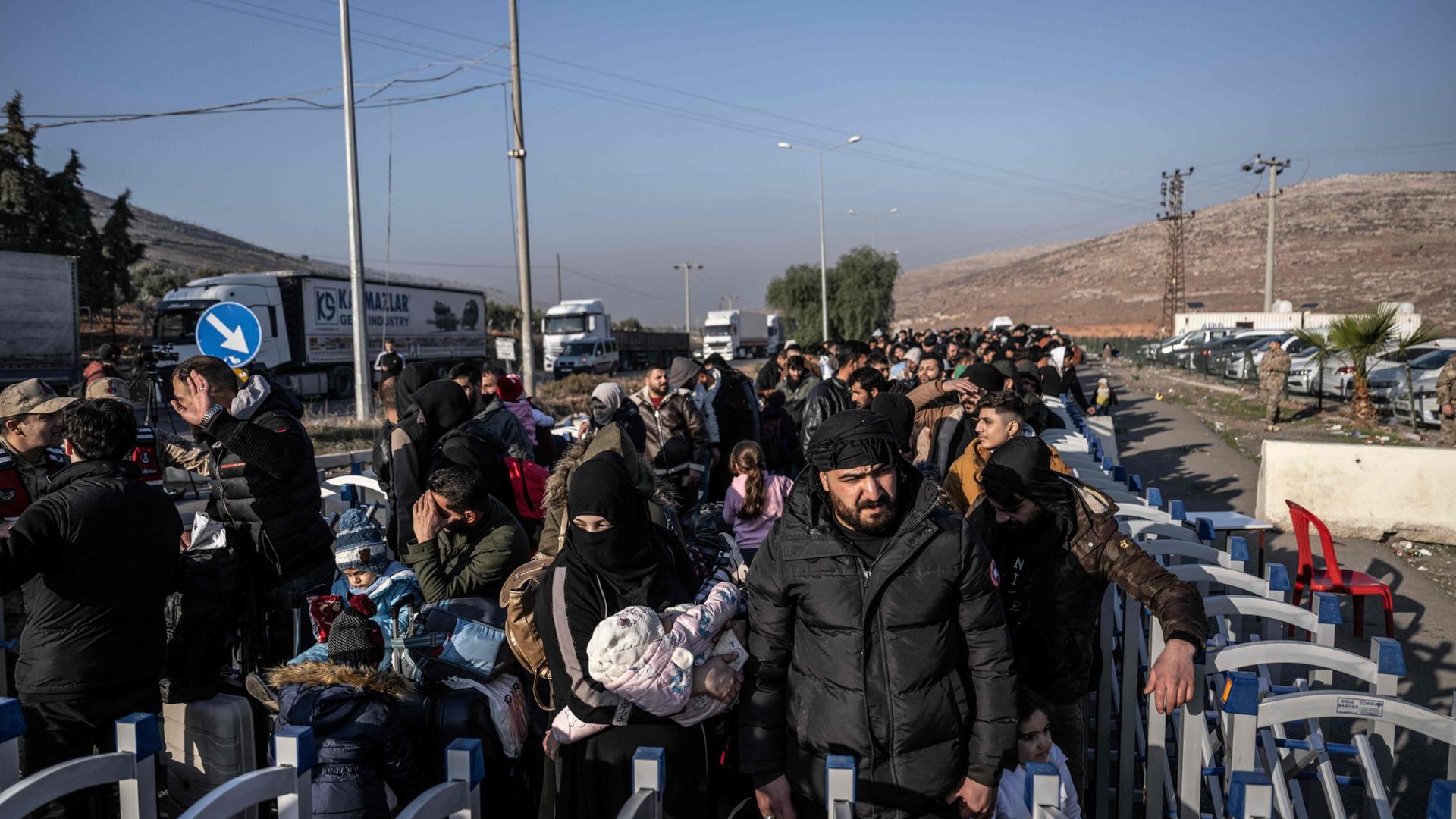 Syrer warten am Grenzübergang Cilvegözü auf die Einreise aus der Türkei nach Syrien. | AFP