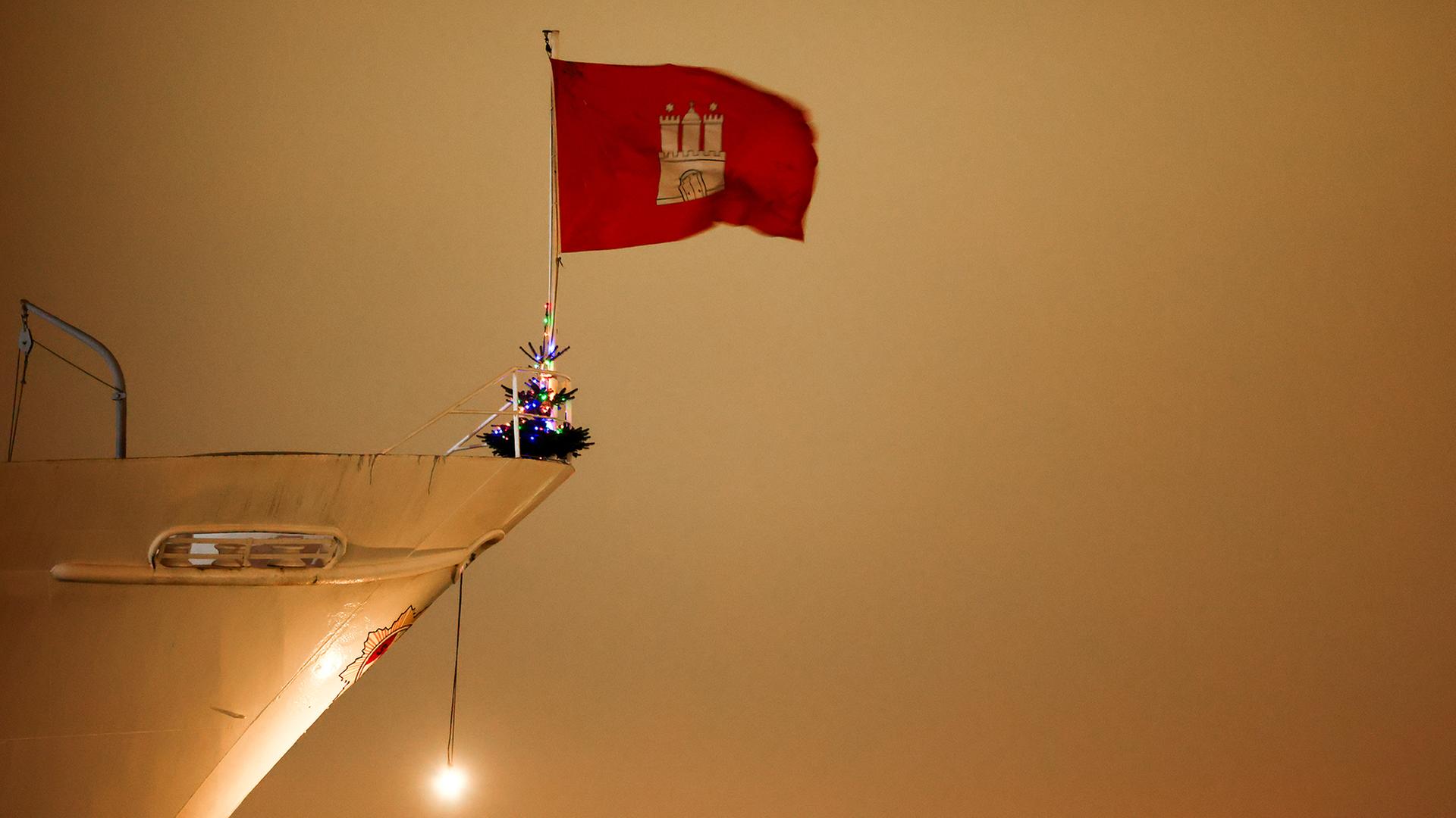 Ein kleiner beleuchteter Weihnachtsbaum steht auf dem Bug des Museumsschiffs 