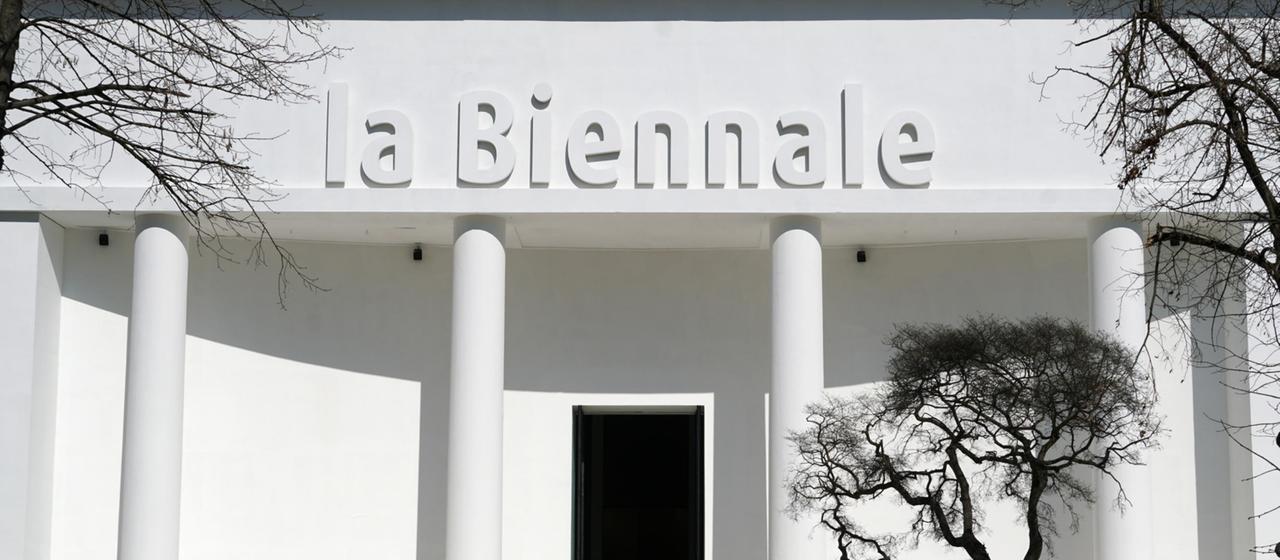 Der Eingang zum Zentralpavillon der Biennale in Venedig (Archivbild). 