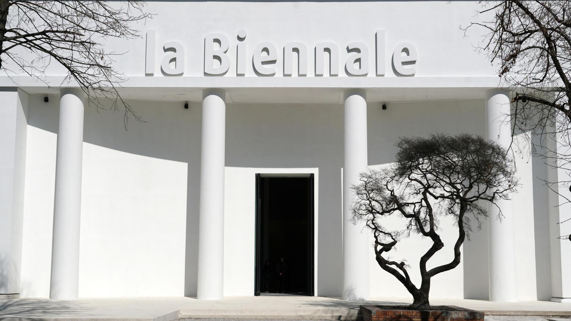 Der Eingang zum Zentralpavillon der Biennale in Venedig (Archivbild).  | EPA