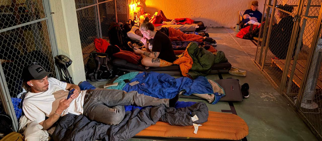 Menschen in einem Zivilschutzbunker in Grums, Schweden.