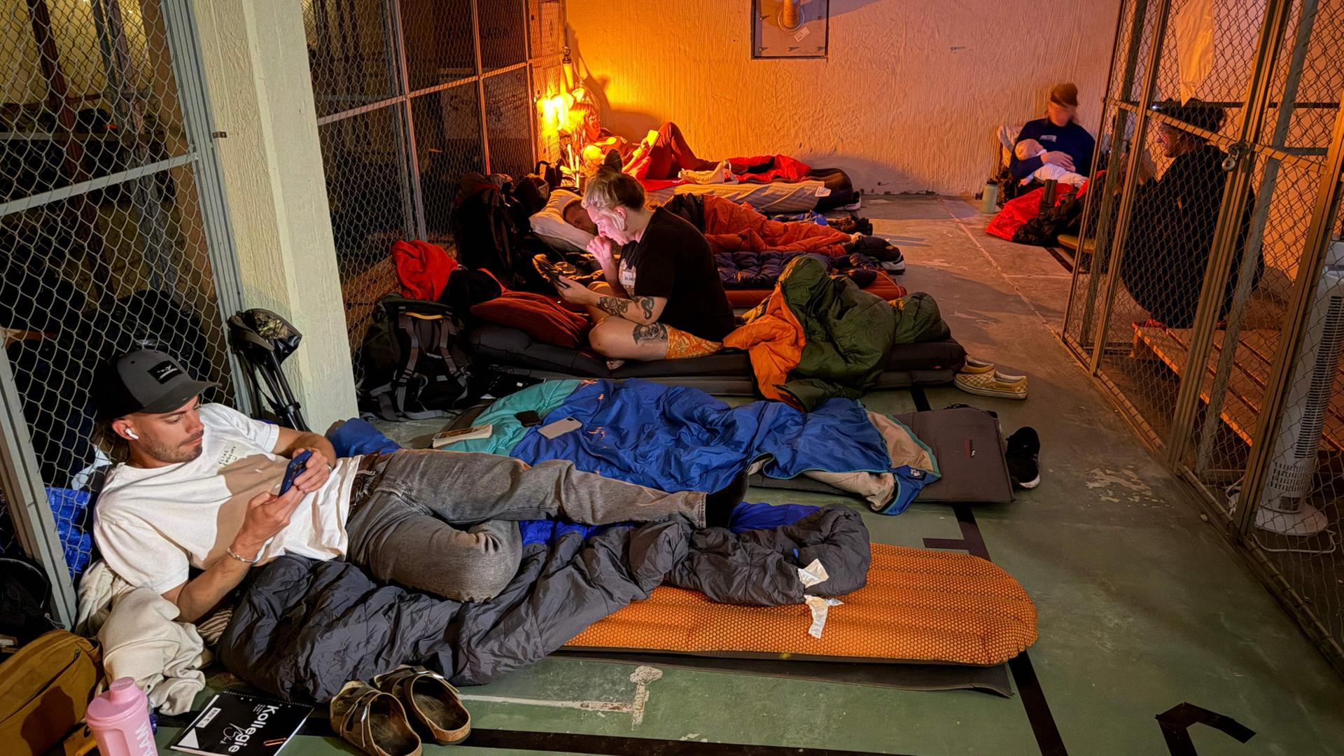 Menschen in einem Zivilschutzbunker in Grums, Schweden. | AFP