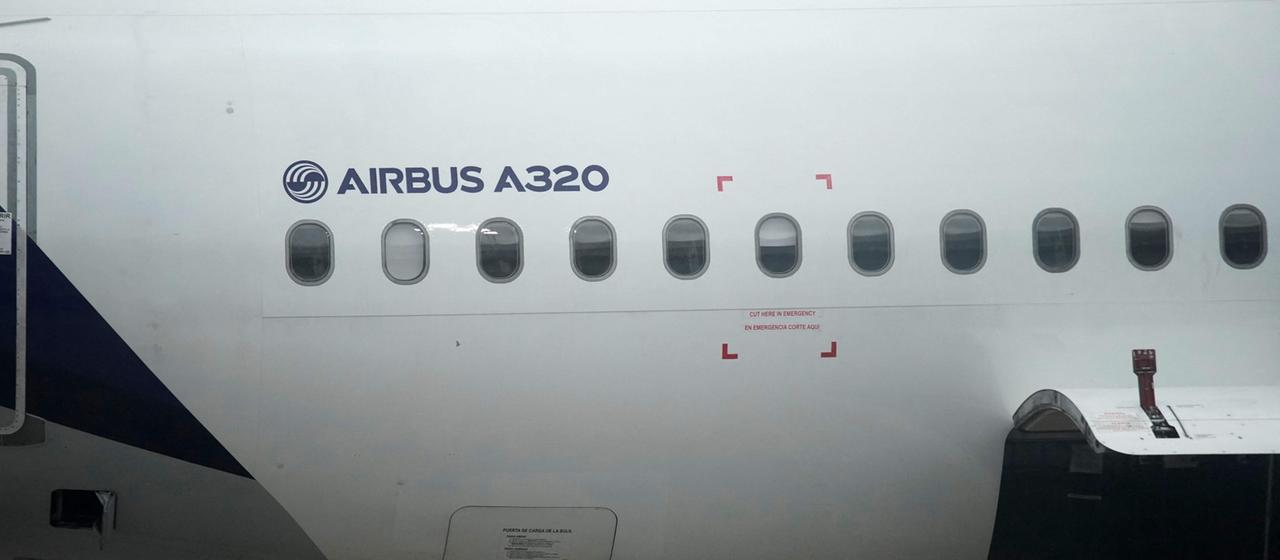 Ein A320-Airbus der Latam Airlines ist am Flughafen Bogotá zu sehen.