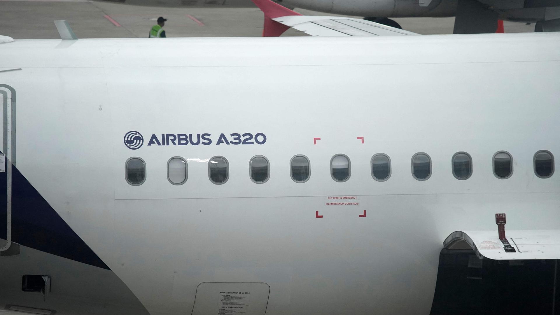 Ein A320-Airbus der Latam Airlines ist am Flughafen Bogotá zu sehen. | AFP