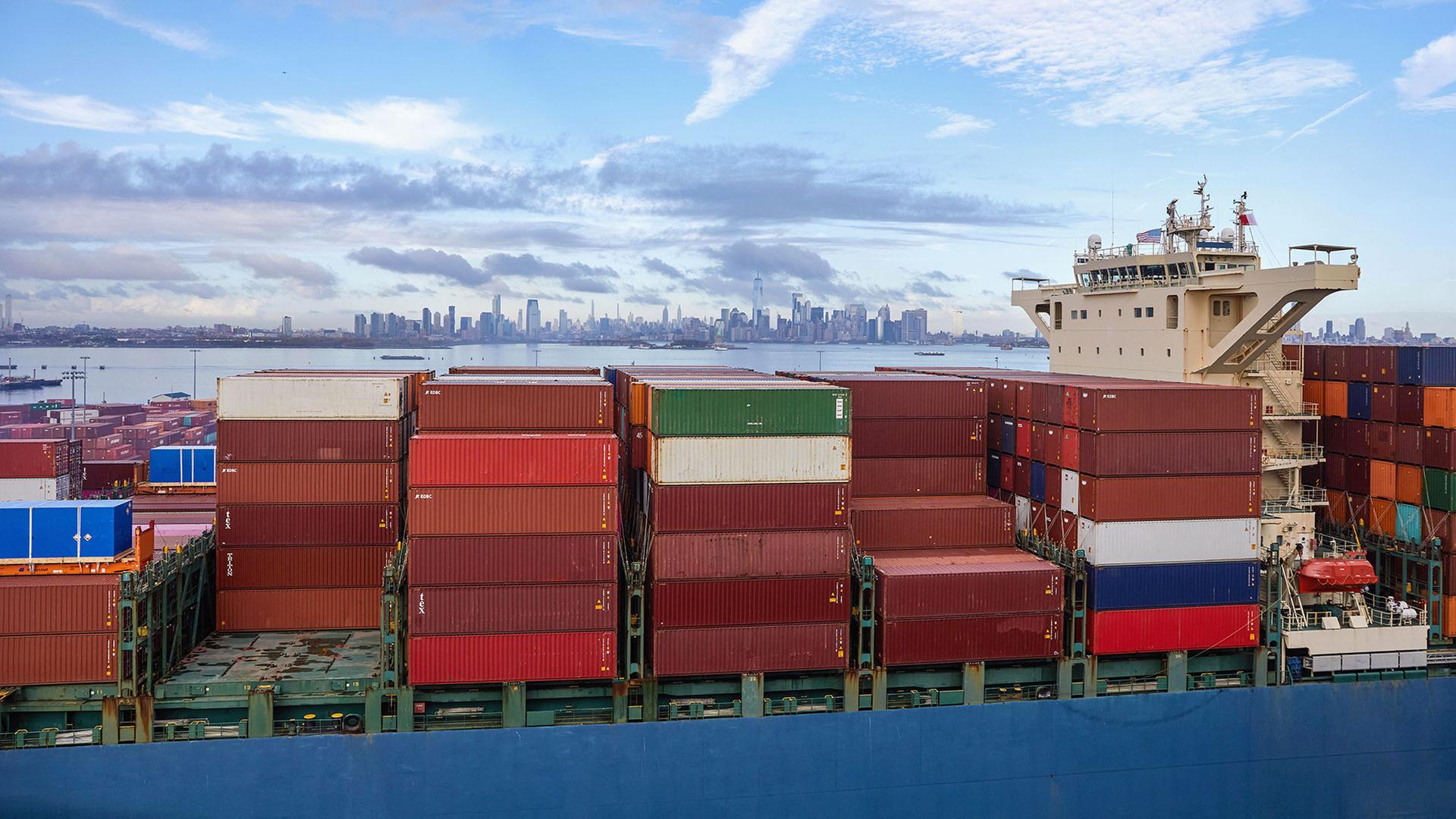 Stapel von Frachtcontainern auf einem Frachtschiff vor der Küste von  New York City. | picture alliance / Bildagentur-o