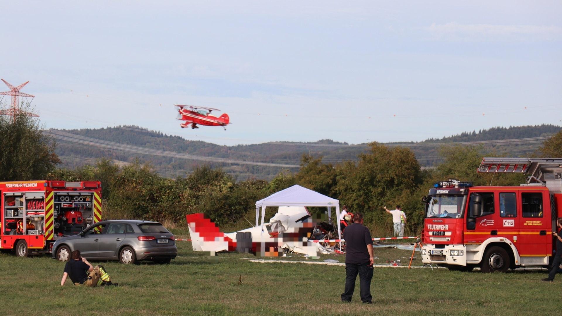 Flugzeug stürzt bei Fest in Weinheim ab - zwei Tote, zwei Schwerverletzte