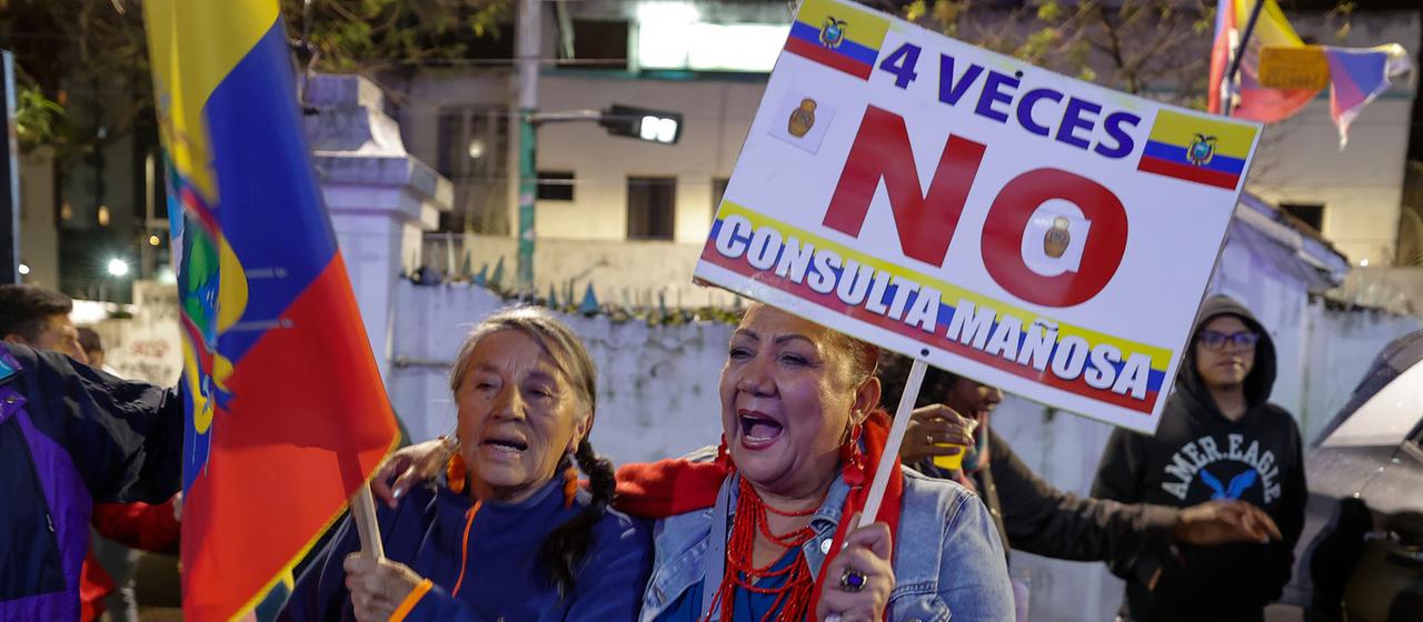 Anhänger der Bürgerrevolution feiern den Sieg des "Nein" beim Referendum in Quito, Ecuador.