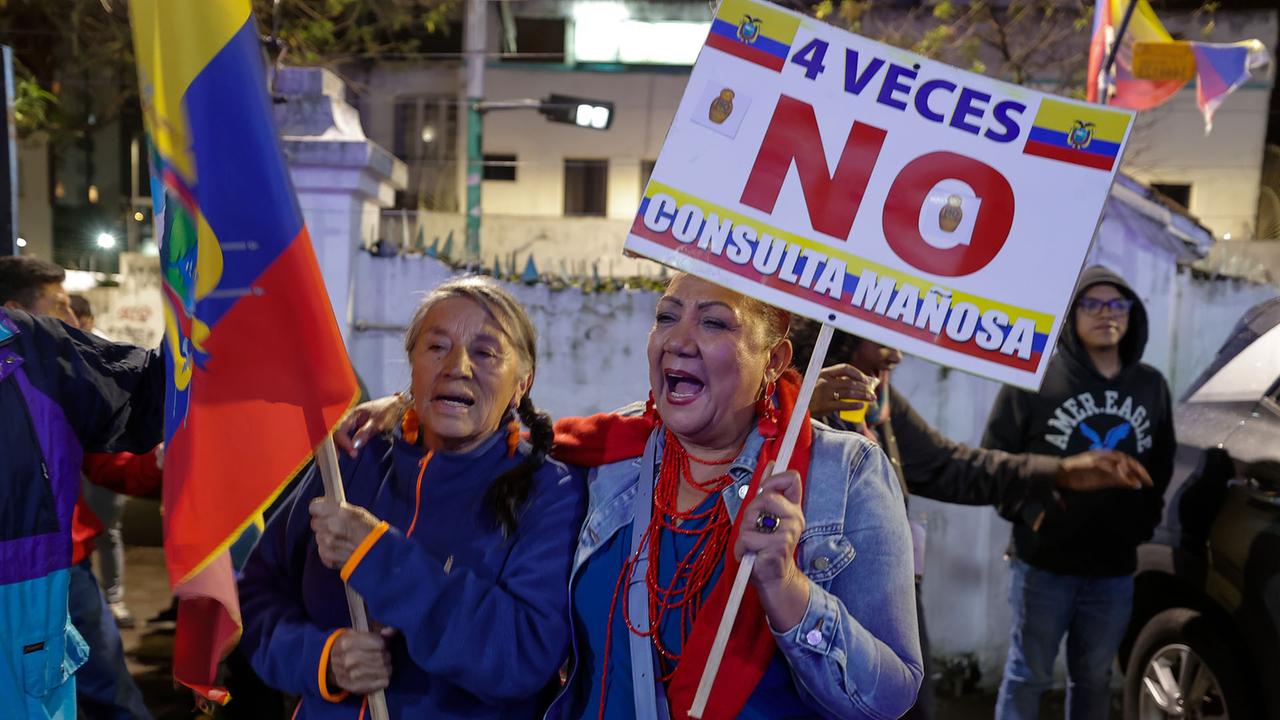 Menschen in Ecuador lehnen in Referendum US-Militärbasen ab