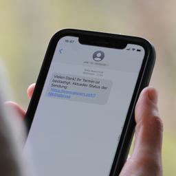 Auf einem Handy ist eine SMS zu sehen.