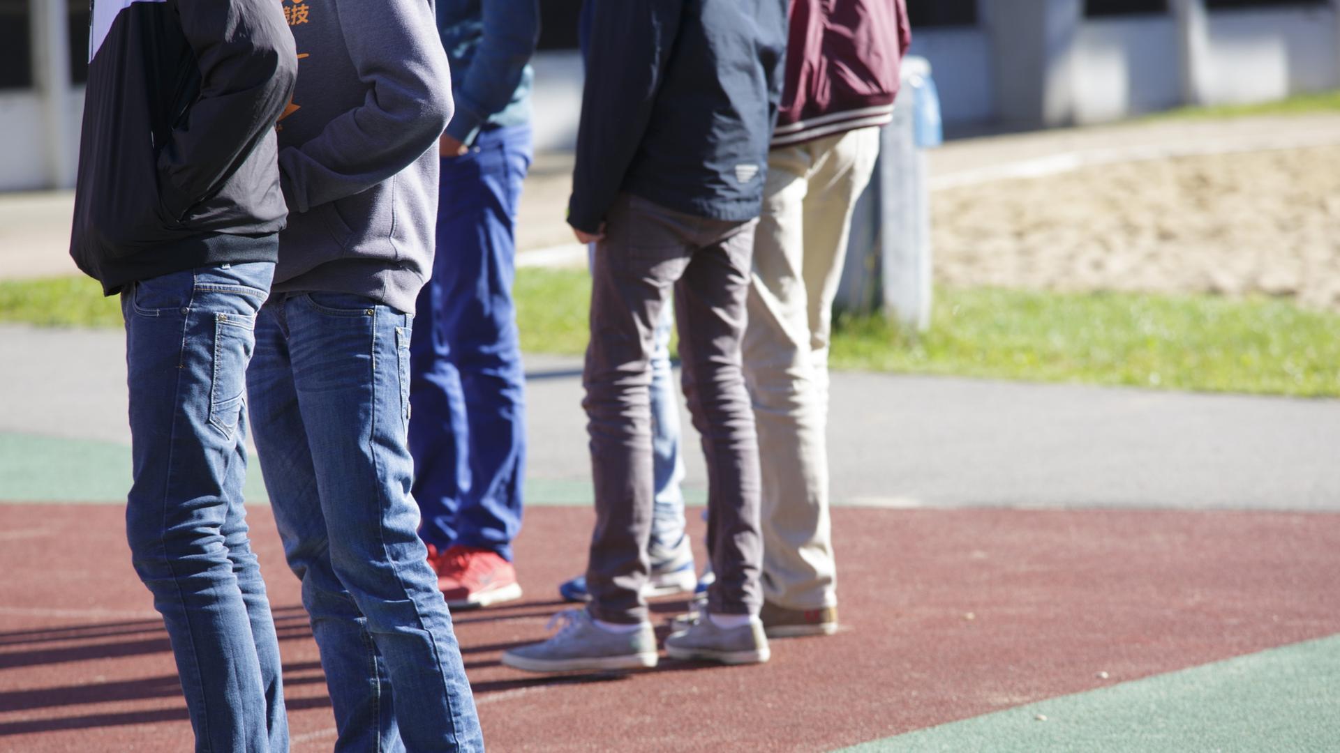 Jugendliche stehen auf einem Schulhof. | ARD-aktuell / Retzlaff