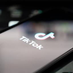 TikTok-Logo auf einem Smartphone