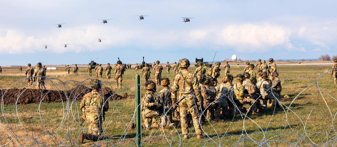 Rumänische und US-Soldaten bei einer Luftangriffsdemonstration auf der Mihail Kogalniceanu Air Base im Jahr 2023. | IMAGO/ZUMA Wire Rumänische und US-Soldaten bei einer Luftangriffsdemonstration auf der Mihail Kogalniceanu Air Base im Jahr 2023.