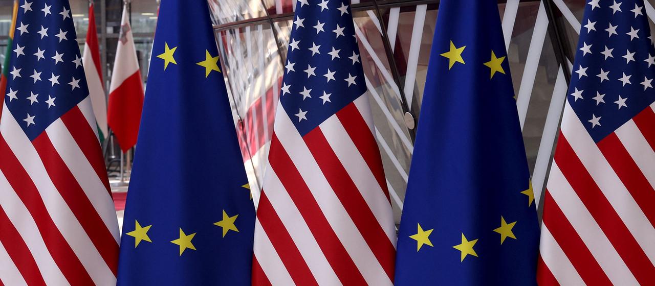 Flaggen der EU und der USA 