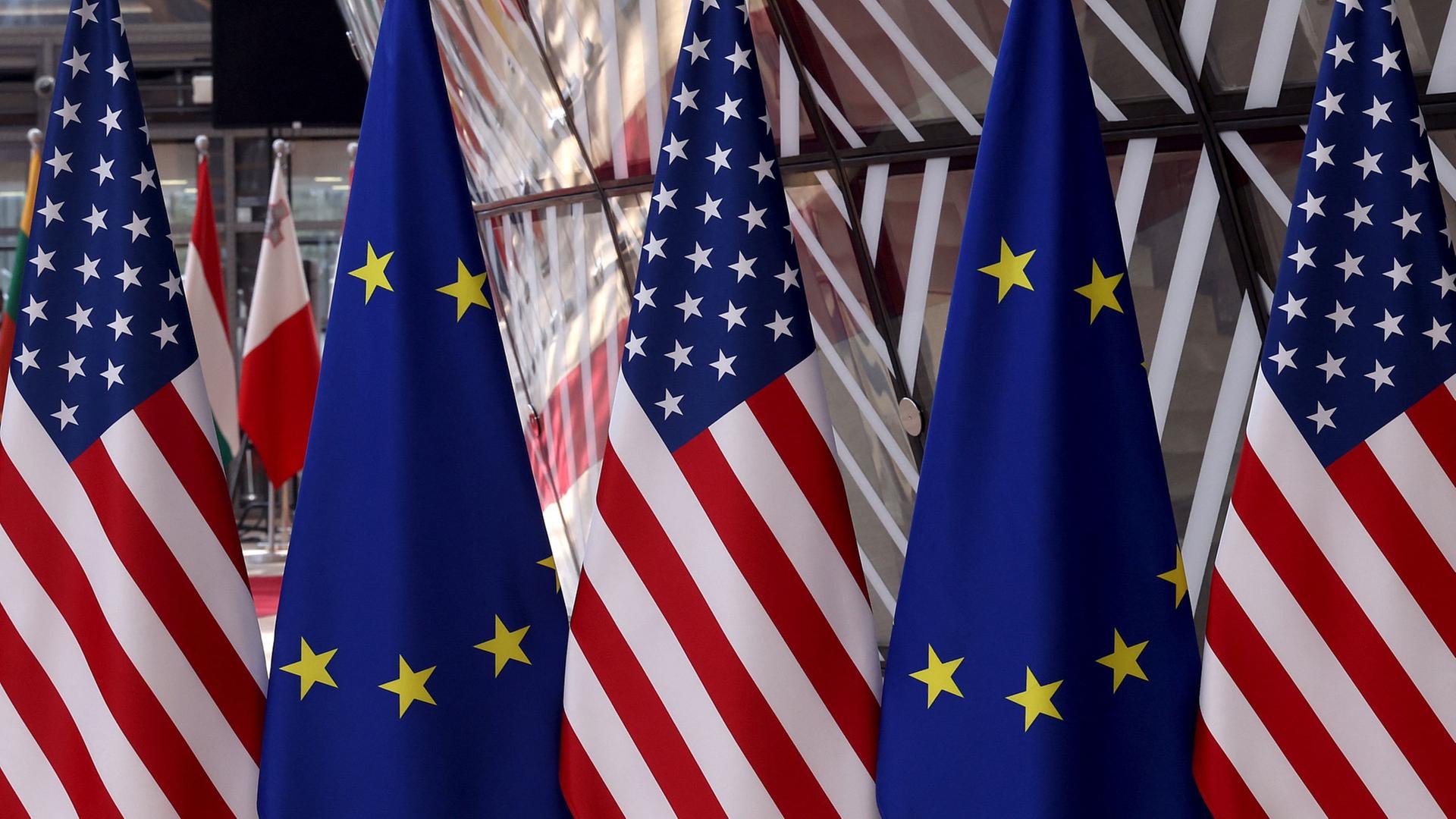 Flaggen der EU und der USA  | AFP