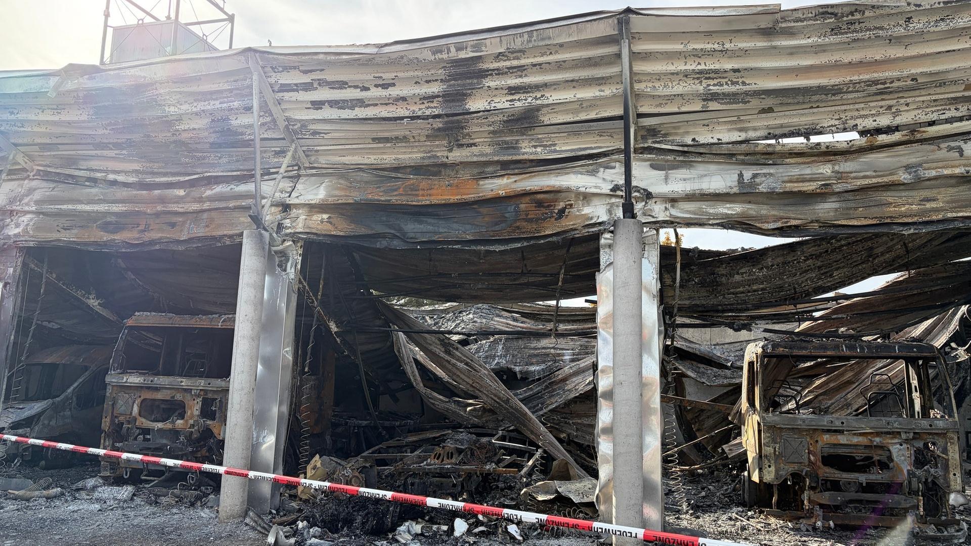 Ein völlig weggeschmolzenes Feuerwehrauto. In diesem Teil der abgebrannten Fahrzeughalle der Offenbacher Feuerwehr könnte der Brand ausgebrochen sein. | SWR