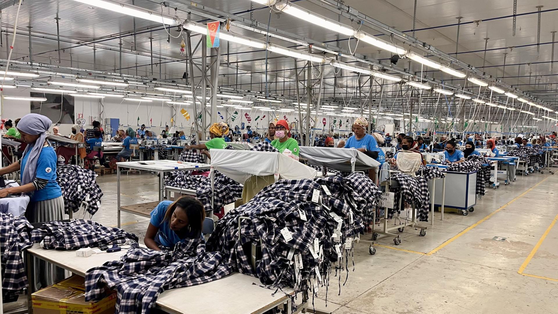Frauen arbeiten in einer Textilfabrik in Eritrea, Afrika. | ARD Nairobi