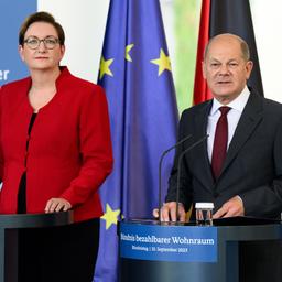 Klara Geywitz (links) und Olaf Scholz an Sprechpulten in Berlin