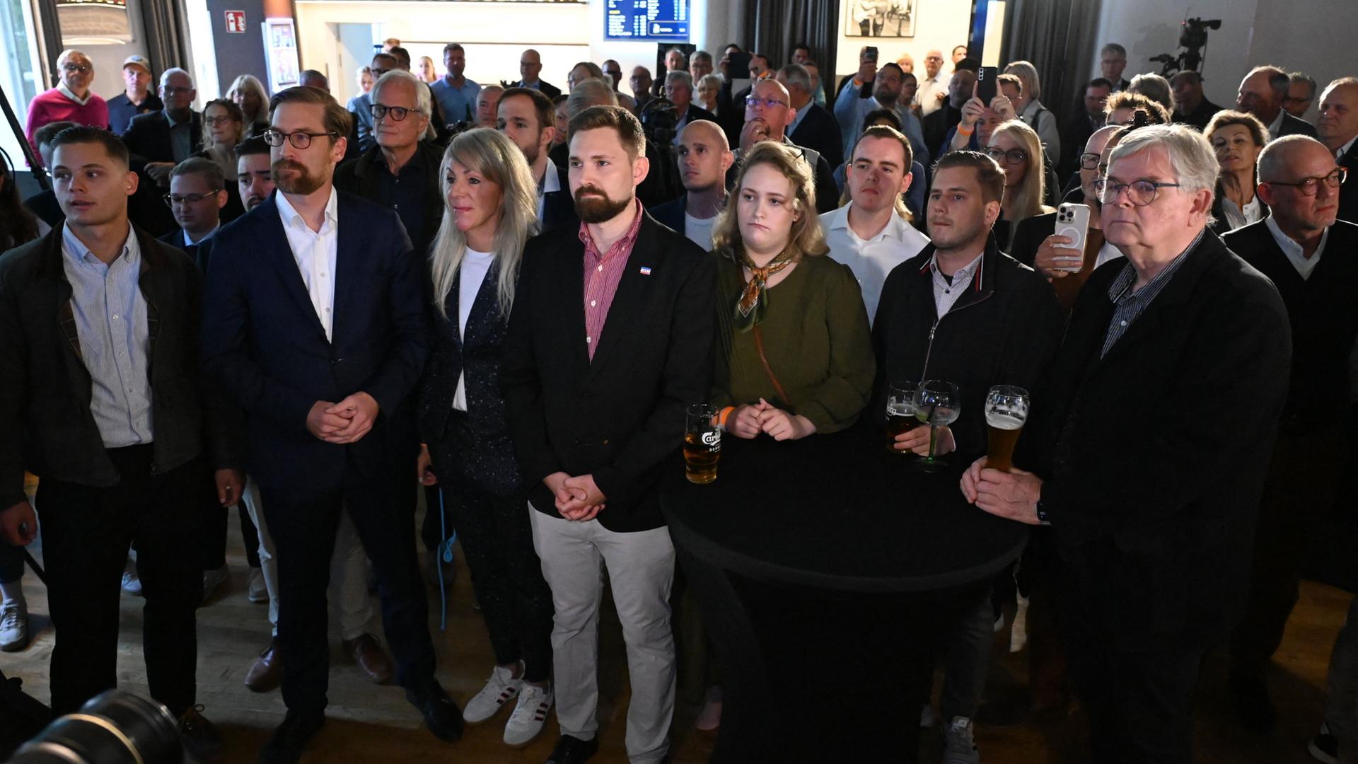 CDU-Anhänger reagieren auf die Prognose zur Landtagswahl in Mecklenburg-Vorpommern. | Daniel Bockwoldt/dpa