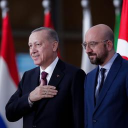 Der türkische Präsident Erdogan steht vor Beratungen in Brüssel neben dem EU-Ratspräsidenten Michel.