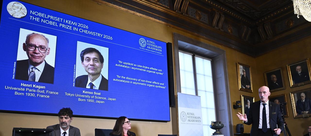 Auf einem Bildschirm sind Porträts von Henri Kagan und Kenso Soai bei der Nobelpreisvergabe in Stockholm, Schweden zu sehen.