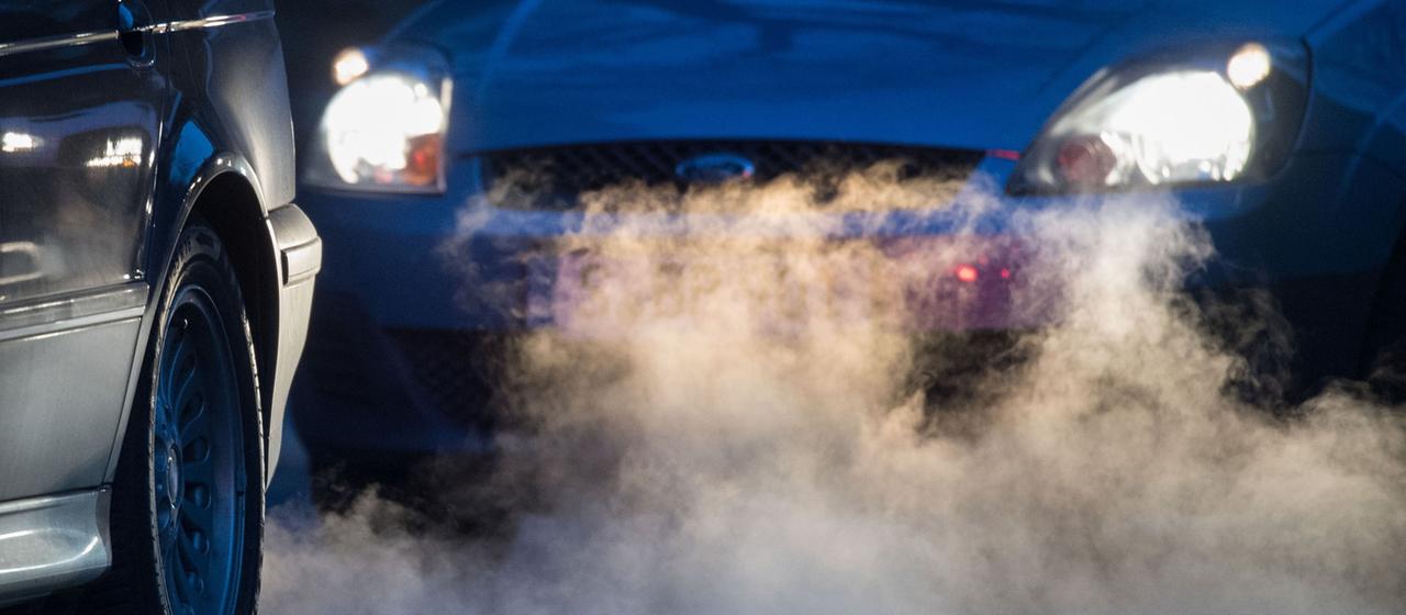 Abgase kommen aus dem Auspuff eines Autos.