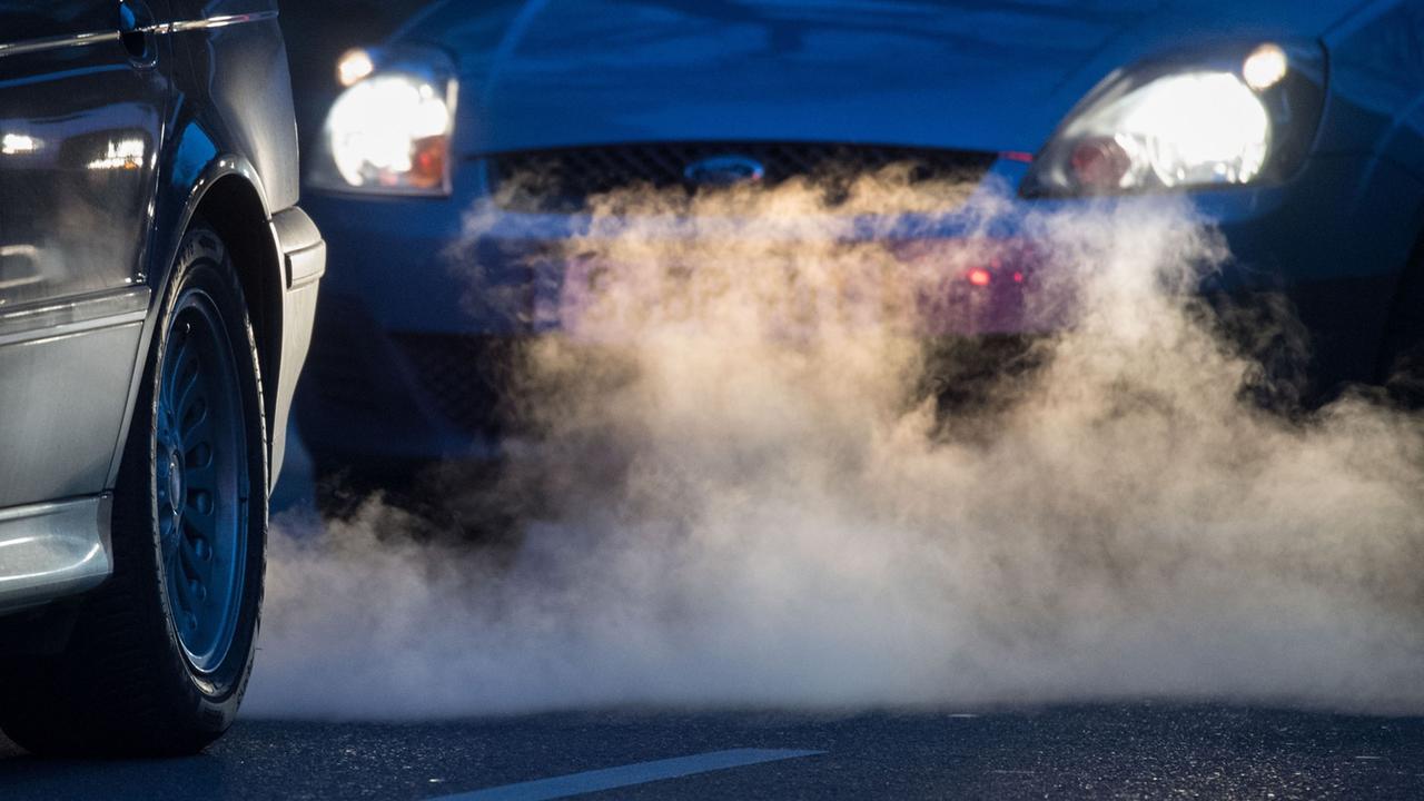 Würde ein Abschied vom Verbrenner-Aus der Autoindustrie helfen?