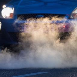 Abgase kommen aus dem Auspuff eines Autos.