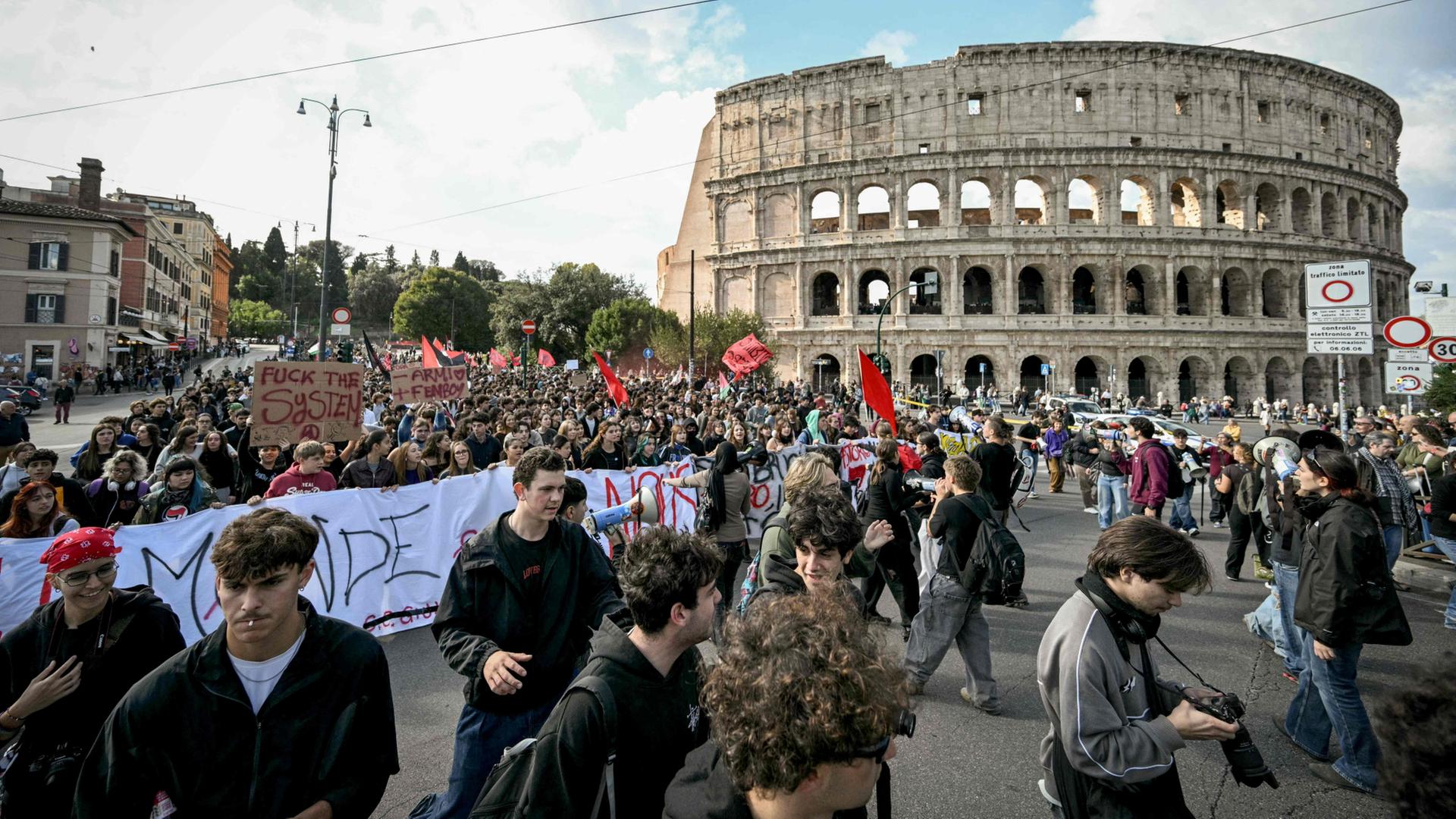 Menschen ziehen während einer Demonstration am Kolosseum in Rom vorbei. | AFP