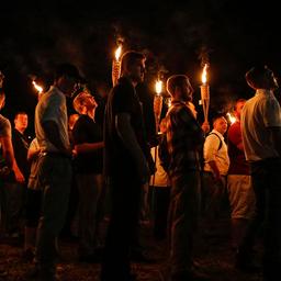 Nationalisten und Rechtsextremisten mit Fackeln marschieren am 11.08.2017 über den Campus der University of Virginia in Charlottesville (USA).