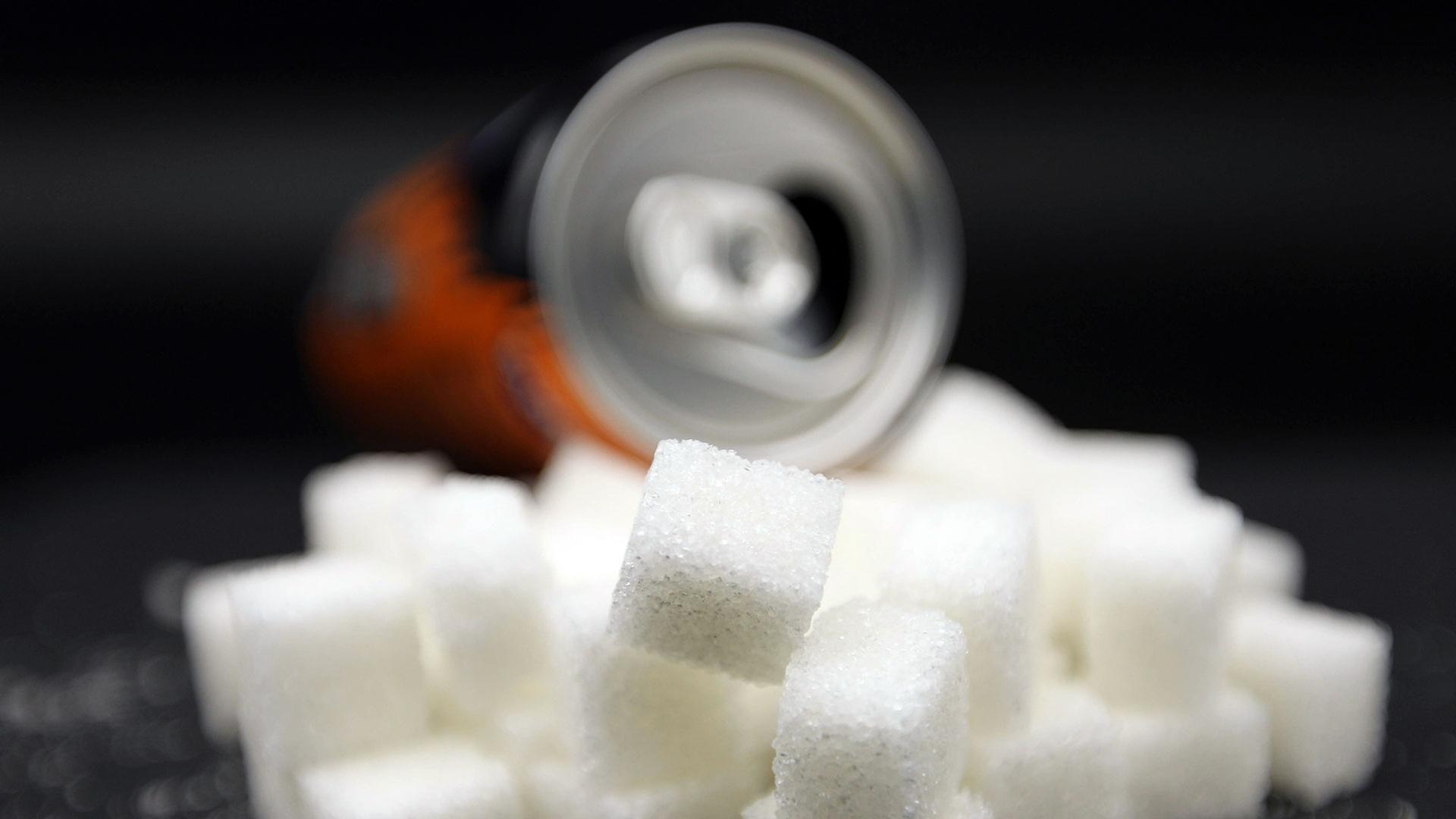 Symbolbild: Getränkedose mit einigen Zuckerwürfeln | imago/Hanno Bode