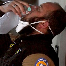 Ein syrische Rettungshelfer wird nach dem mutmaßlichen Giftgasangriff behandelt