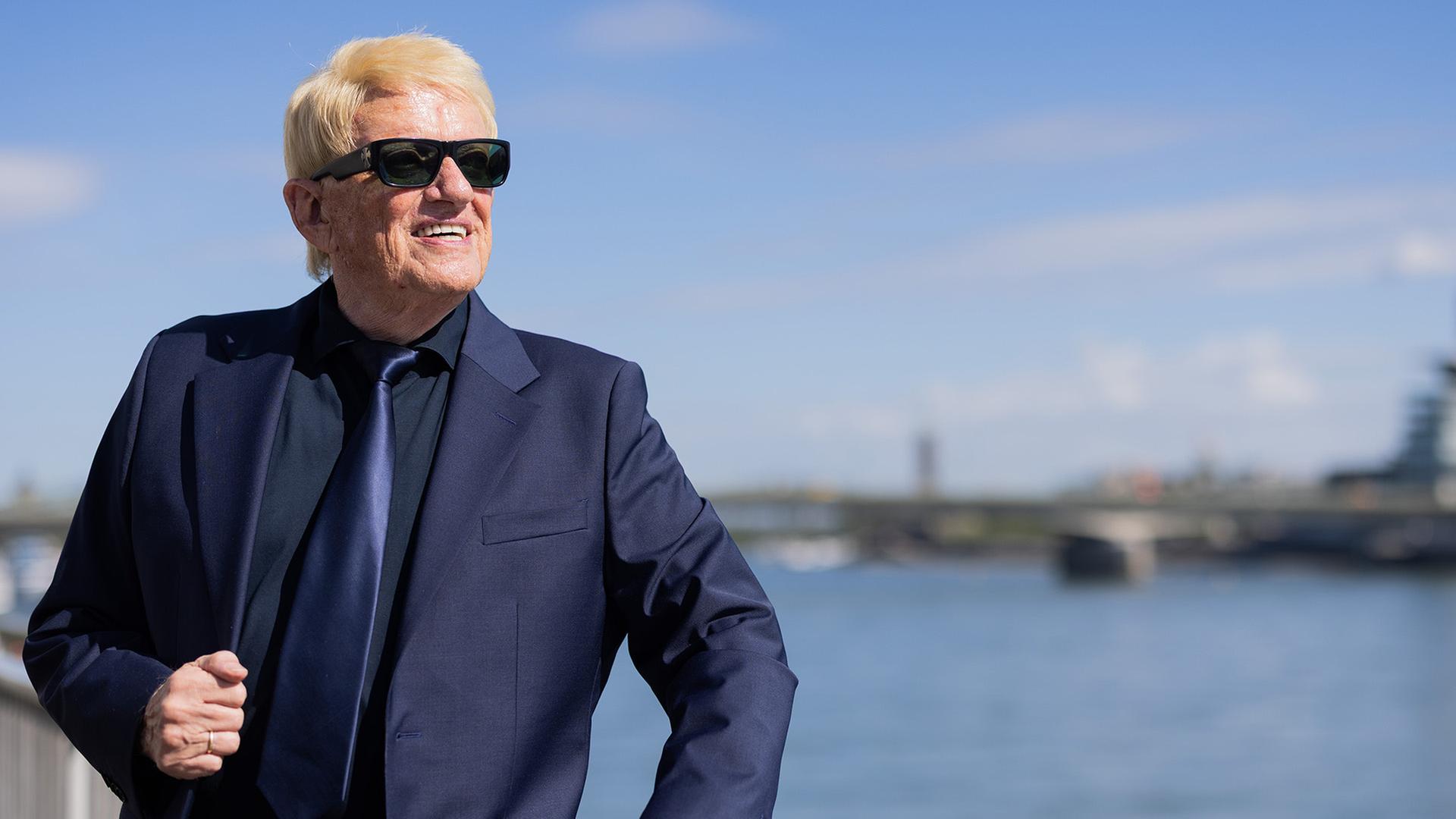 Schlagersänger Heino steht im August 2025 am Rhein. (Quelle: Picture Alliance/Rolf Vennenbernd) | Picture Alliance/Rolf Vennenbernd