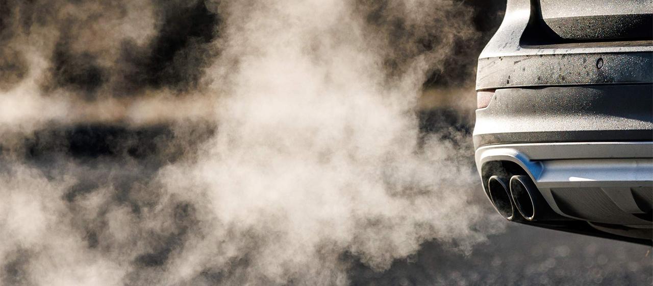 Abgase kommen aus dem Auspuff eines Fahrzeugs.