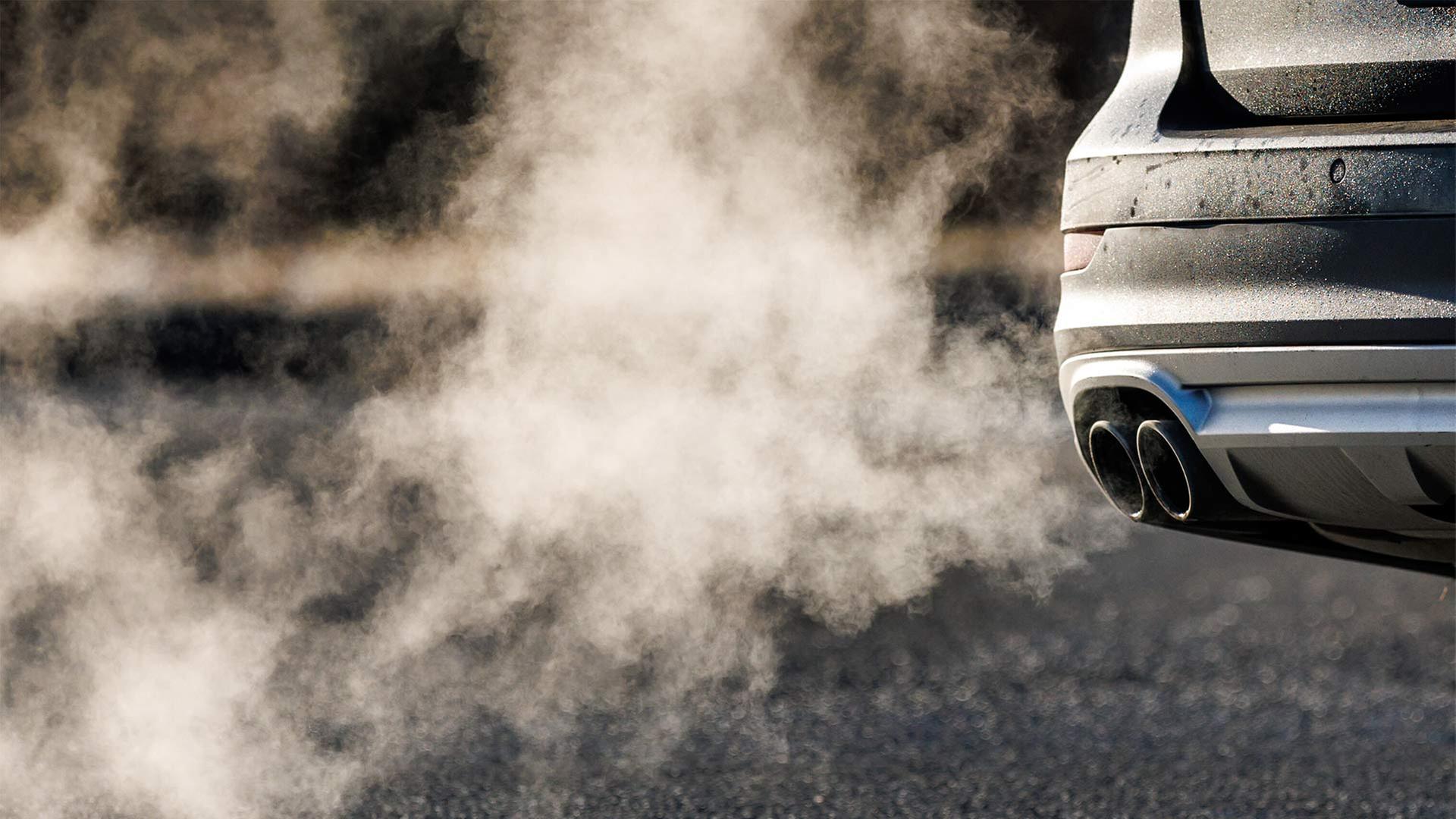 Abgase kommen aus dem Auspuff eines Fahrzeugs. | picture alliance / dpa