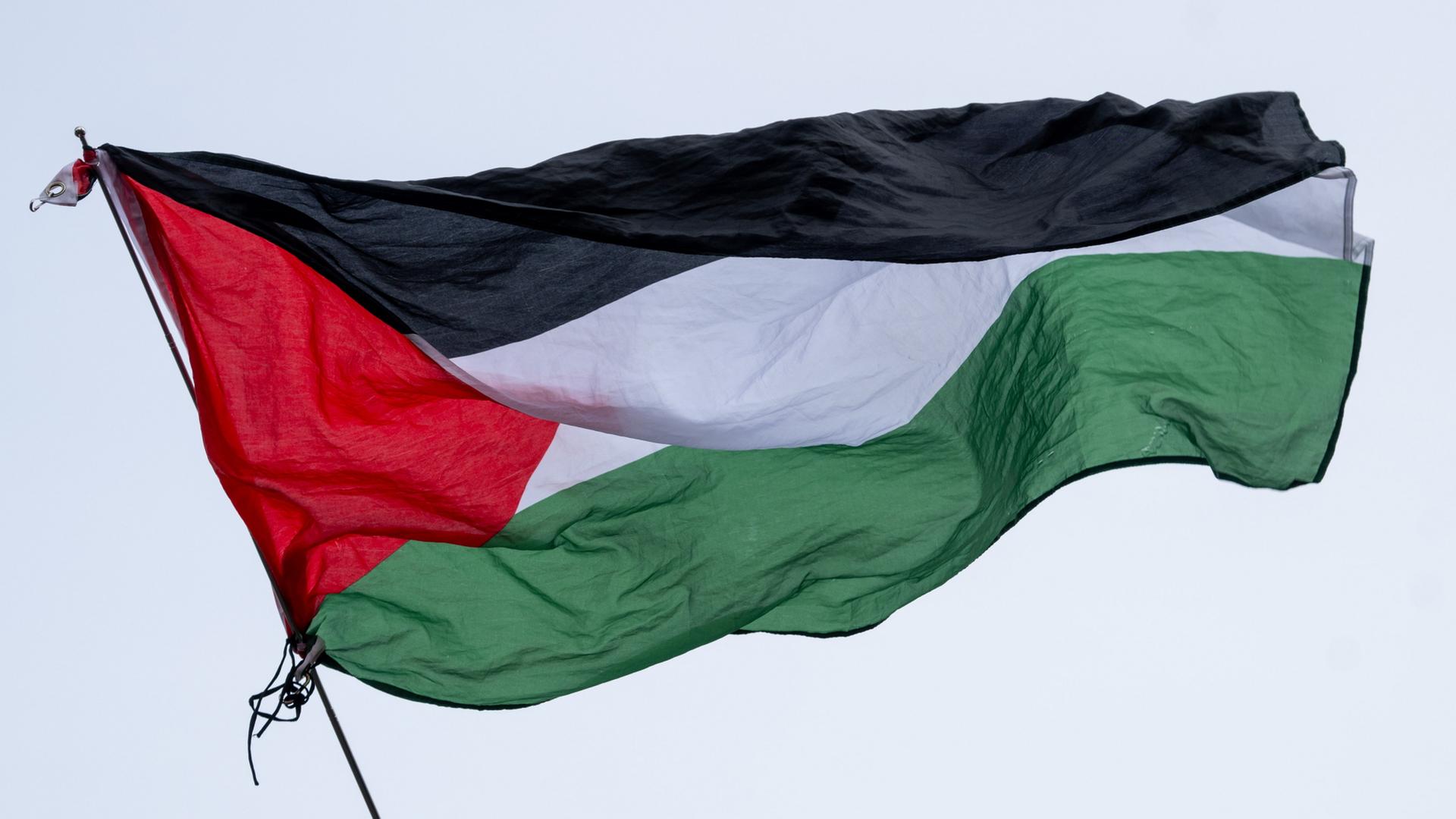  Die palästinensische Flagge wird bei einer propalästinensischen Kundgebung in Berlin geschwenkt.  | dpa