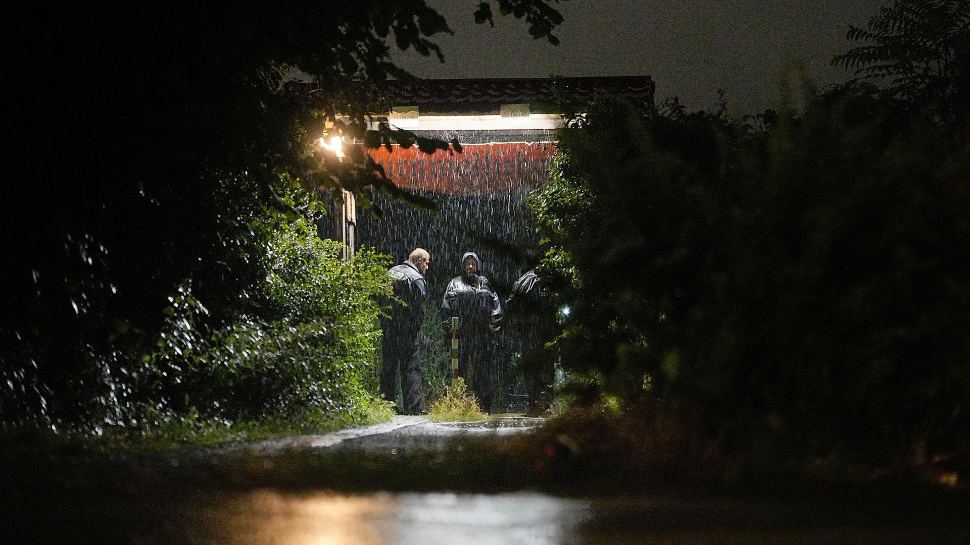 Polizisten bei Ermittlungsarbeiten | Michael Kappeler/dpa