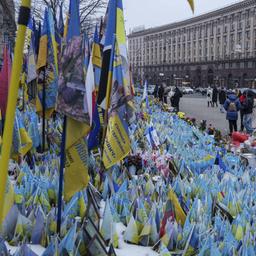 Ukrainer an einer Gedenkstätte für gefallenen Soldaten in Kiew
