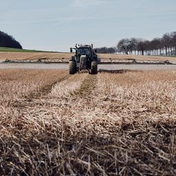 Ein Traktor fährt bei Göttingen (Niedersachsen) über ein Feld und bringt Glyphosat aus