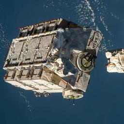 Eine externe Palette mit ausgedienten Nickel-Wasserstoff-Batterien wurde vom Canadarm2-Roboterarm der Internationalen Raumstation ISS freigegeben.