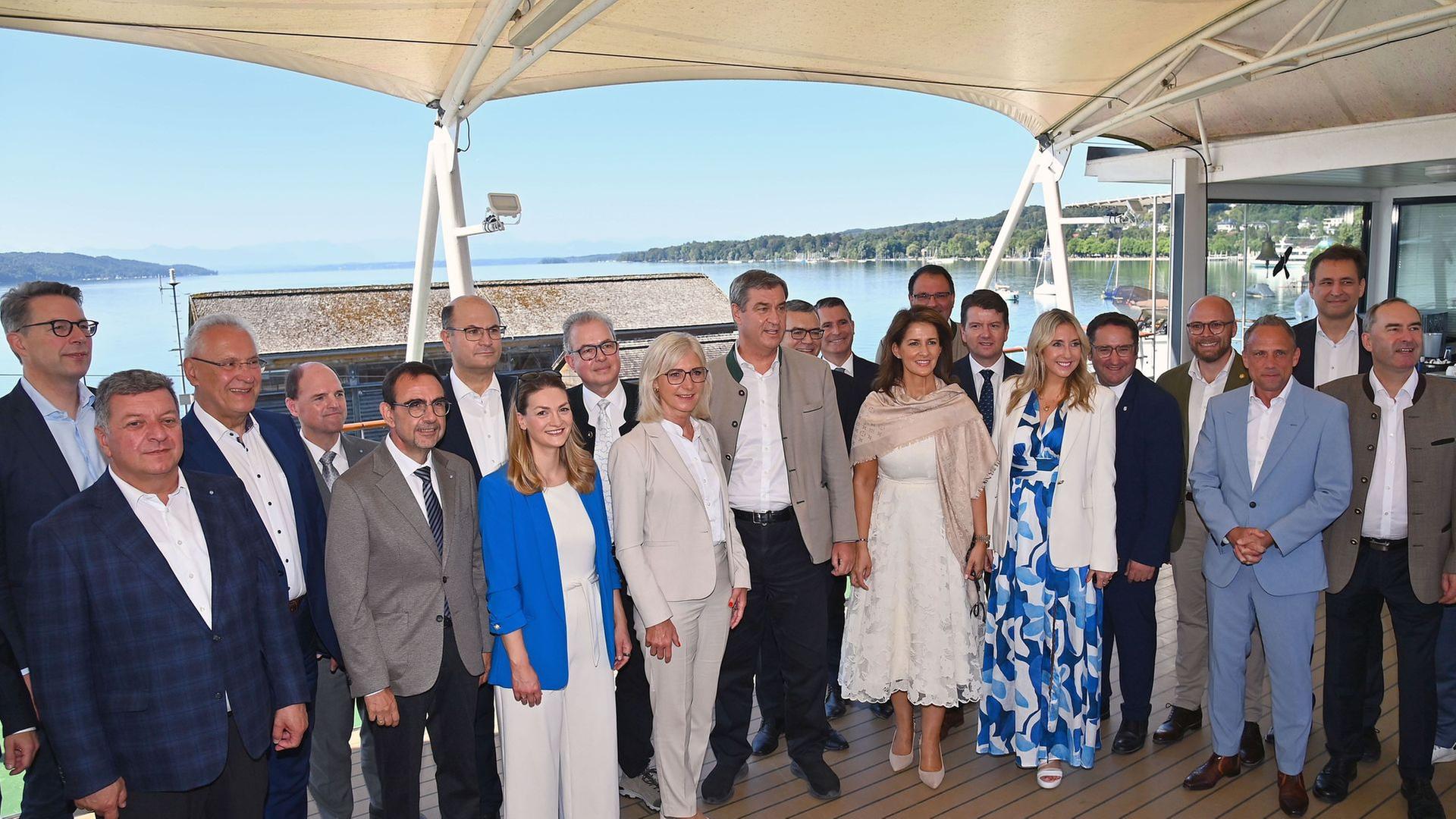 Bayerns Koalitionsspitze CSU/FW im Sommer 2026 auf dem Starnberger See. | picture alliance / SvenSimon | Frank Hoermann / SVEN SIMON