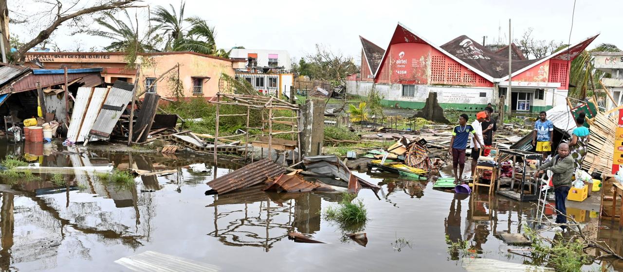 Menschen begutachten die Schäden des Zyklons "Gezani" in Toamasina, Madagaskar