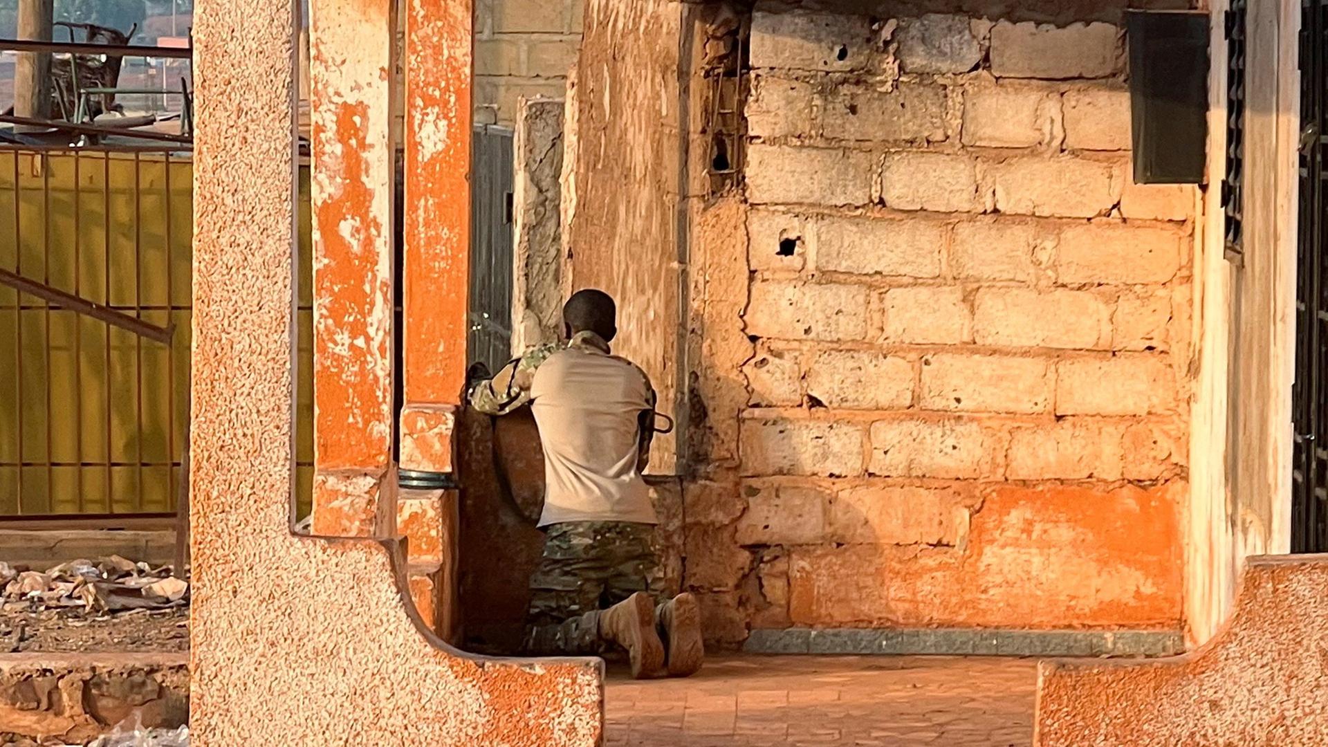 Ein malischer Soldat steht mit seiner Waffe in Kampfstellung. | REUTERS