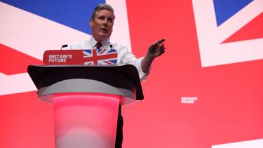 Labour-Chef Starmer spricht auf dem Parteitag in Liverpool (Vereinigtes Königreich).